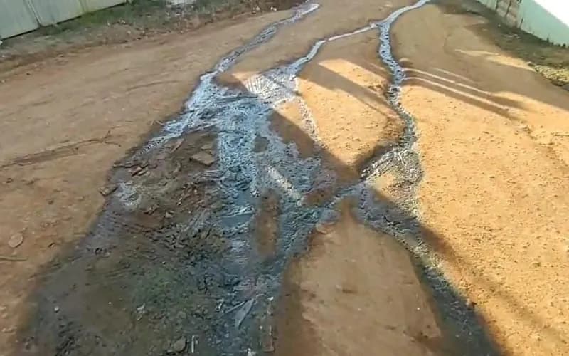 Após prefeito gastar mais de R$ 1 milhão com festa, morador mostra rua com esgoto a céu aberto em Piraí do Norte