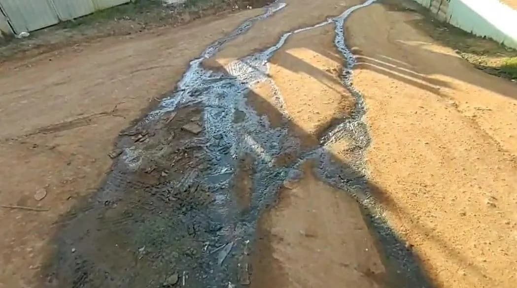 Após prefeito gastar mais de R$ 1 milhão com festa, morador mostra rua com esgoto a céu aberto em Piraí do Norte
