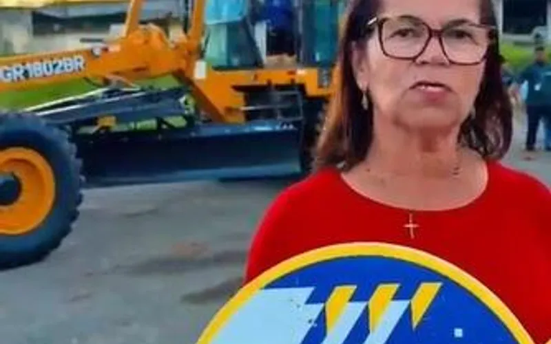 Prefeita Rosa Baitinga anuncia chegada de nova motoniveladora para reforçar manutenção das estradas em Teolândia