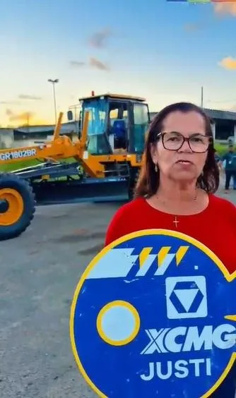 Prefeita Rosa Baitinga anuncia chegada de nova motoniveladora para reforçar manutenção das estradas em Teolândia