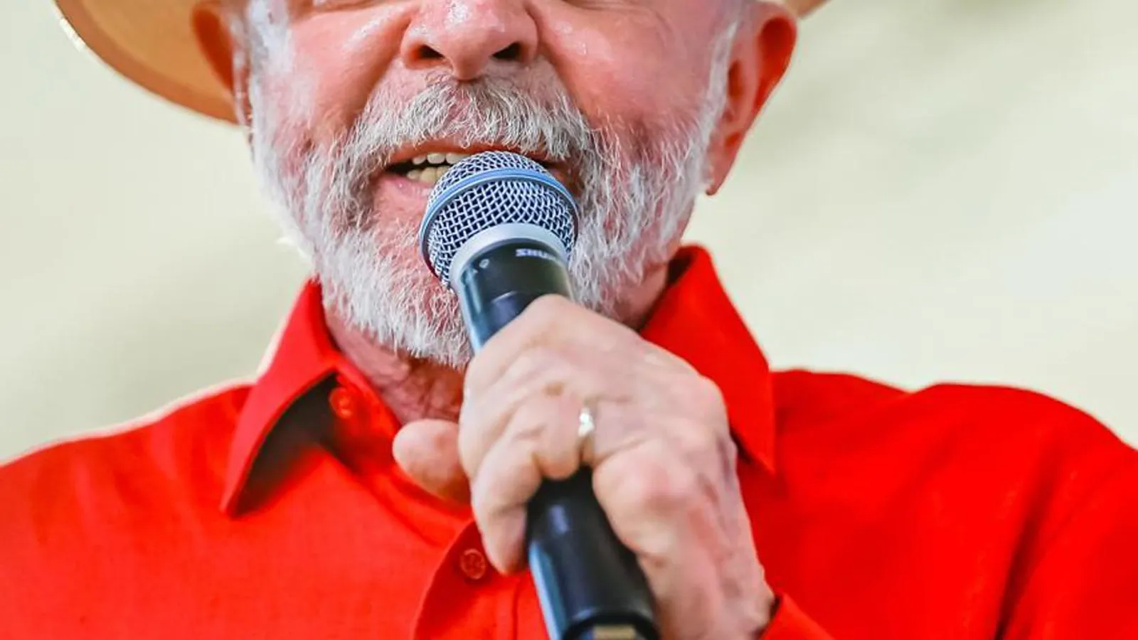 Com patrimônio milionário, Lula diz que é pobre e mostra dedo do meio durante evento no Palácio do Planalto