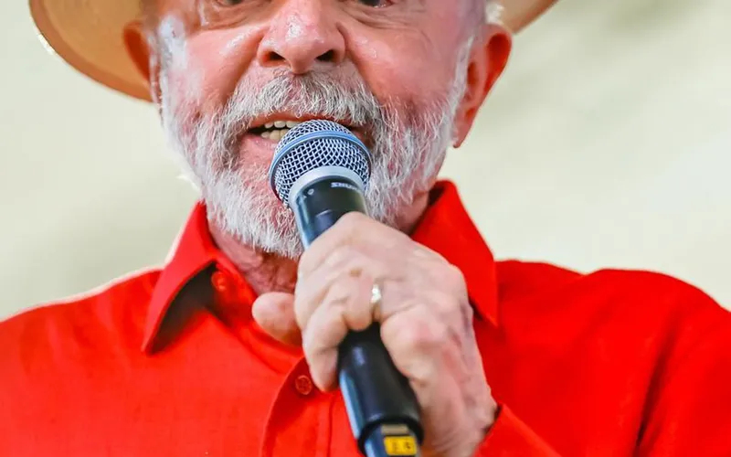 Com patrimônio milionário, Lula diz que é pobre e mostra dedo do meio durante evento no Palácio do Planalto