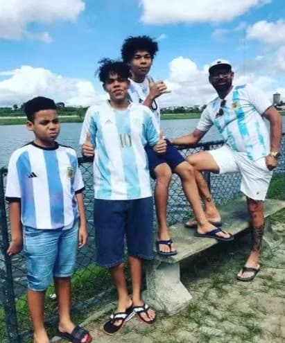 Torcedor da Argentina, baiano de Feira de Santana batiza filhos de Riquelme e Messi e pinta casa nas cores da seleção