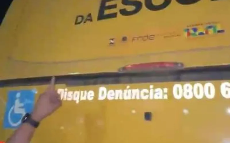Prefeitura de Nova Ibiá esclarece uso de ônibus escolar flagrado em Jequié e nega autorização para transporte de comitiva política