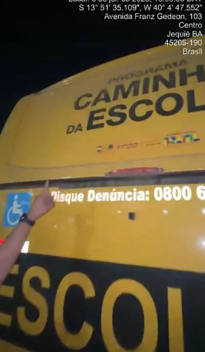Prefeitura de Nova Ibiá esclarece uso de ônibus escolar flagrado em Jequié e nega autorização para transporte de comitiva política