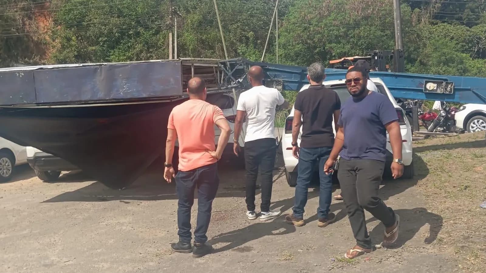 Rajada de vento derruba outdoor e atinge veículos em revendedora às margens da BR-101, em Gandu