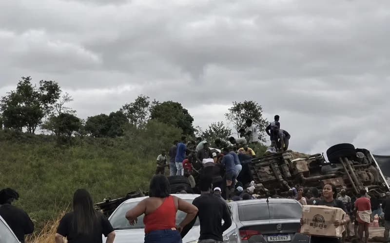 Carga de caminhão é saqueada após acidente em estrada na Bahia 