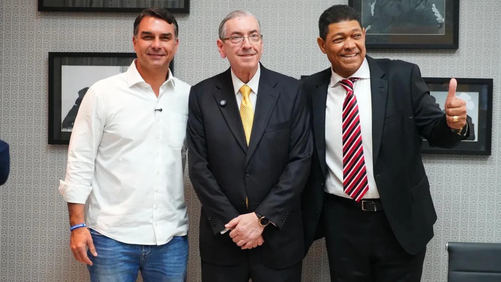 Foto com Cunha e Valdemiro expõe aposta de Flávio Bolsonaro no voto evangélico, mas traz risco político