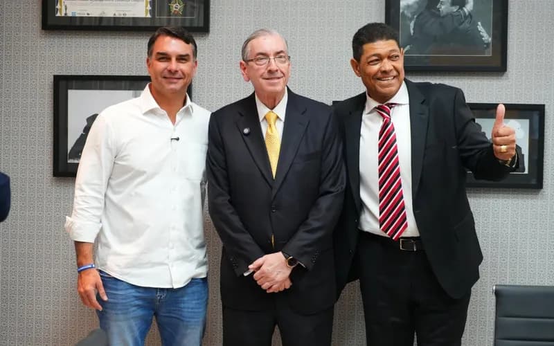 Foto com Cunha e Valdemiro expõe aposta de Flávio Bolsonaro no voto evangélico, mas traz risco político