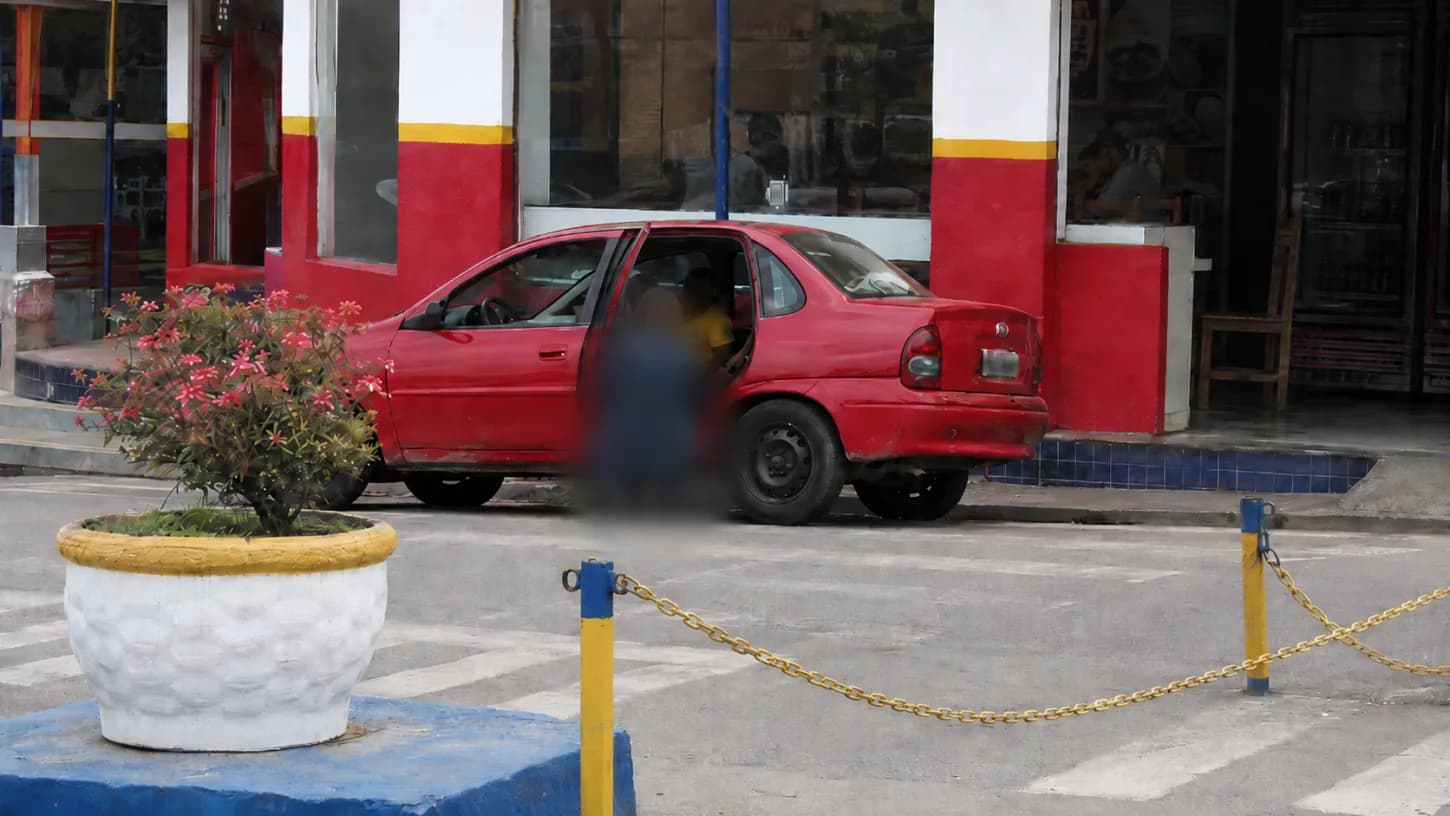 Mulher é flagrada aparentemente fazendo necessidades fisiológicas em via pública no centro de Gandu