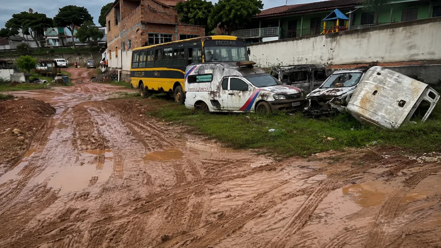 Lama, poças e carcaças de veículos cercam caminho usado por crianças próximo a escola e creche em Piraí do Norte