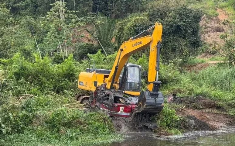 Carro da Câmara levado por enchente é encontrado soterrado quase cinco anos depois na Bahia