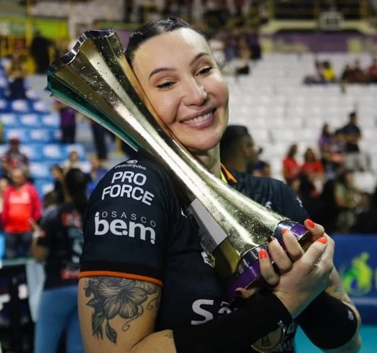 Jogadora trans reage à nova regra da CBV, promete lutar e diz: “Não vou me calar”