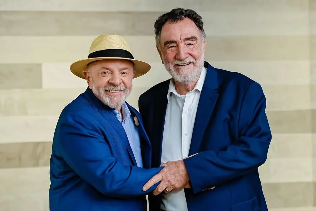 Candidato do PT ao governo de Minas deixa de participar de debate para acompanhar Lula em São Paulo