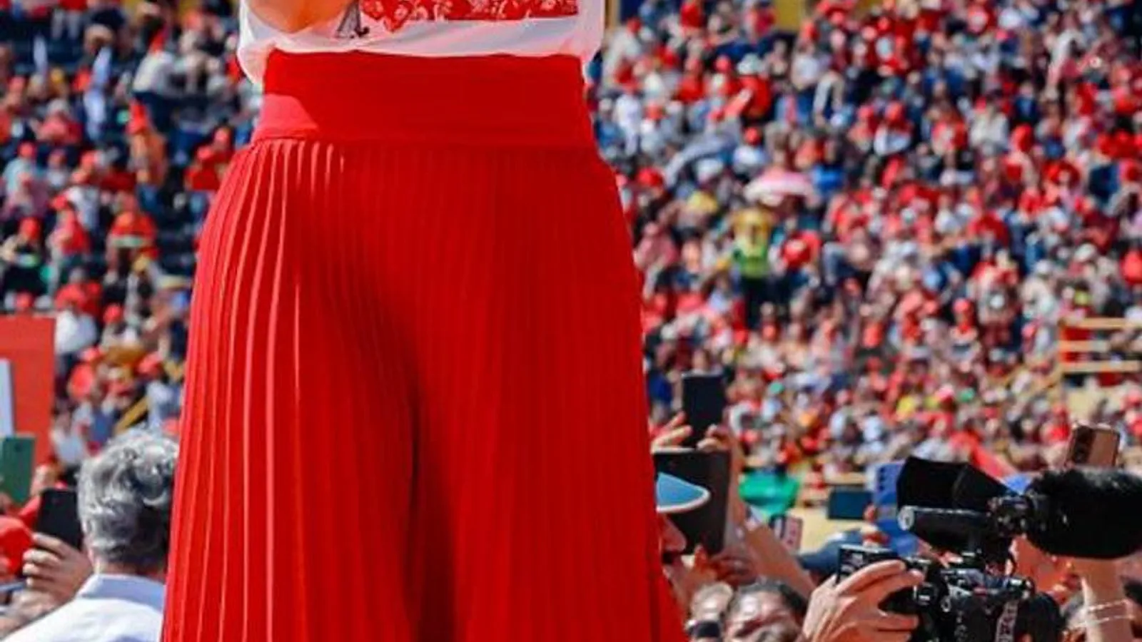 Roupa de Janja em lançamento da campanha de Lula vira alvo de memes e comparações nas redes