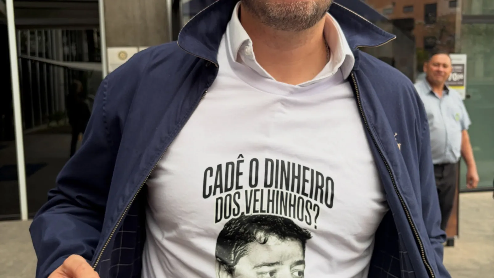Com camiseta sobre “dinheiro dos velhinhos”, Renan Santos desafia Lula e promete enfrentá-lo no segundo turno