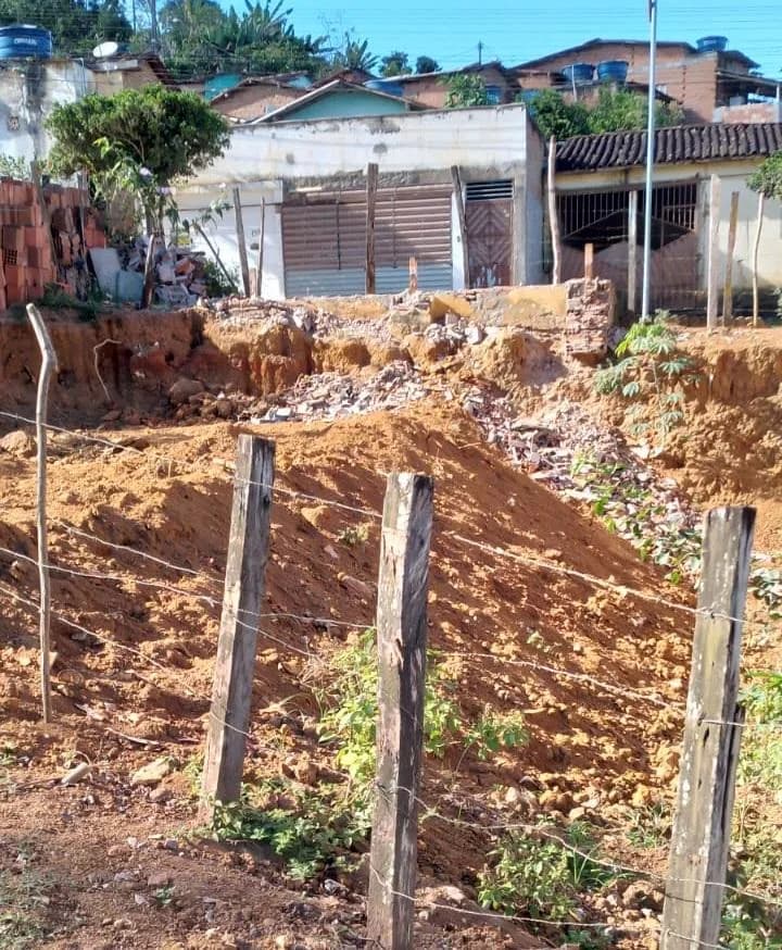 Prefeito de Itamari teria demolido ponto de ônibus para valorizar terreno comprado por aliado, aponta denúncia 
