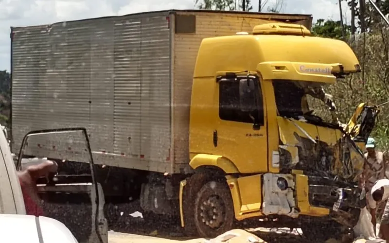 Acidente com caminhões deixa feridos na BR-101, em Wenceslau Guimarães