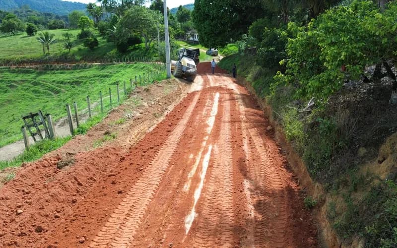 Prefeitura de Wenceslau Guimarães intensifica recuperação de estradas rurais e beneficia mais de 2 mil famílias