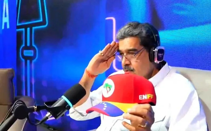Maduro pede apoio do povo brasileiro e exibe boné do MST em programa de TV na Venezuela
