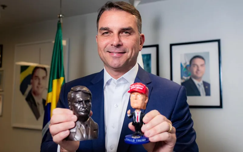 Flávio Bolsonaro admite possível desistência da pré-candidatura à Presidência e condiciona recuo à anistia para Jair Bolsonaro