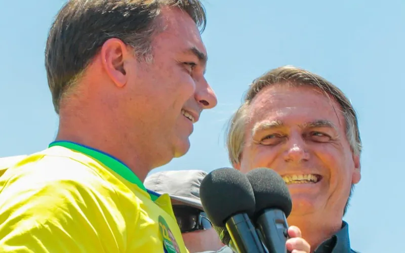 Flávio Bolsonaro condiciona desistência da candidatura à libertação do pai e afirma que “não há volta” na disputa presidencial