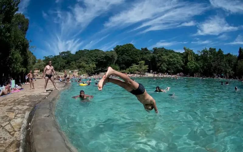 Piscina de água mineral reabre a público de Brasília nesta terça-feira