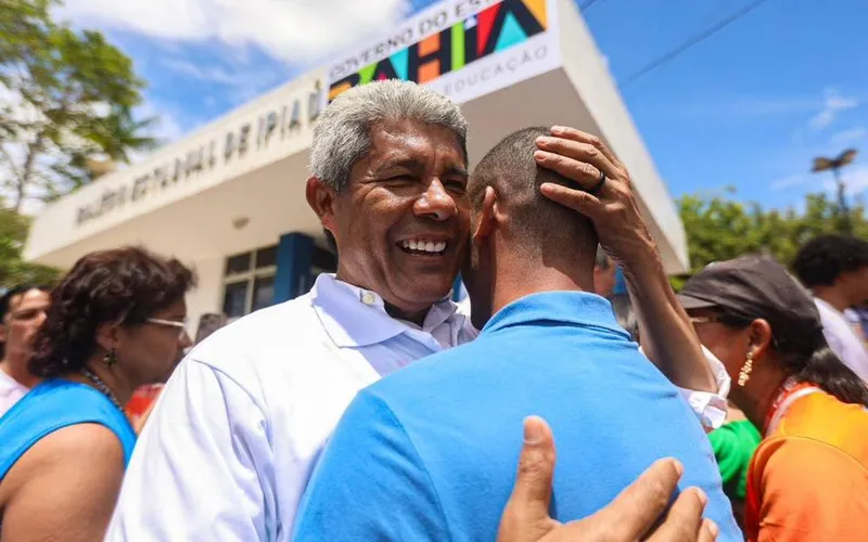 Jerônimo diz que vai cumprir promessa feita em 2023 apenas em 2026 e pede que população de cidade continue acreditando nele