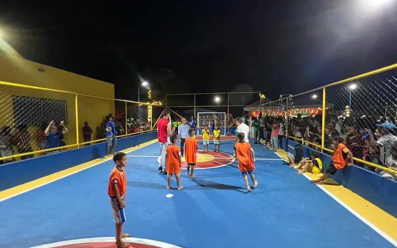 Prefeita de Teolândia entrega nova Praça no bairro José Teles