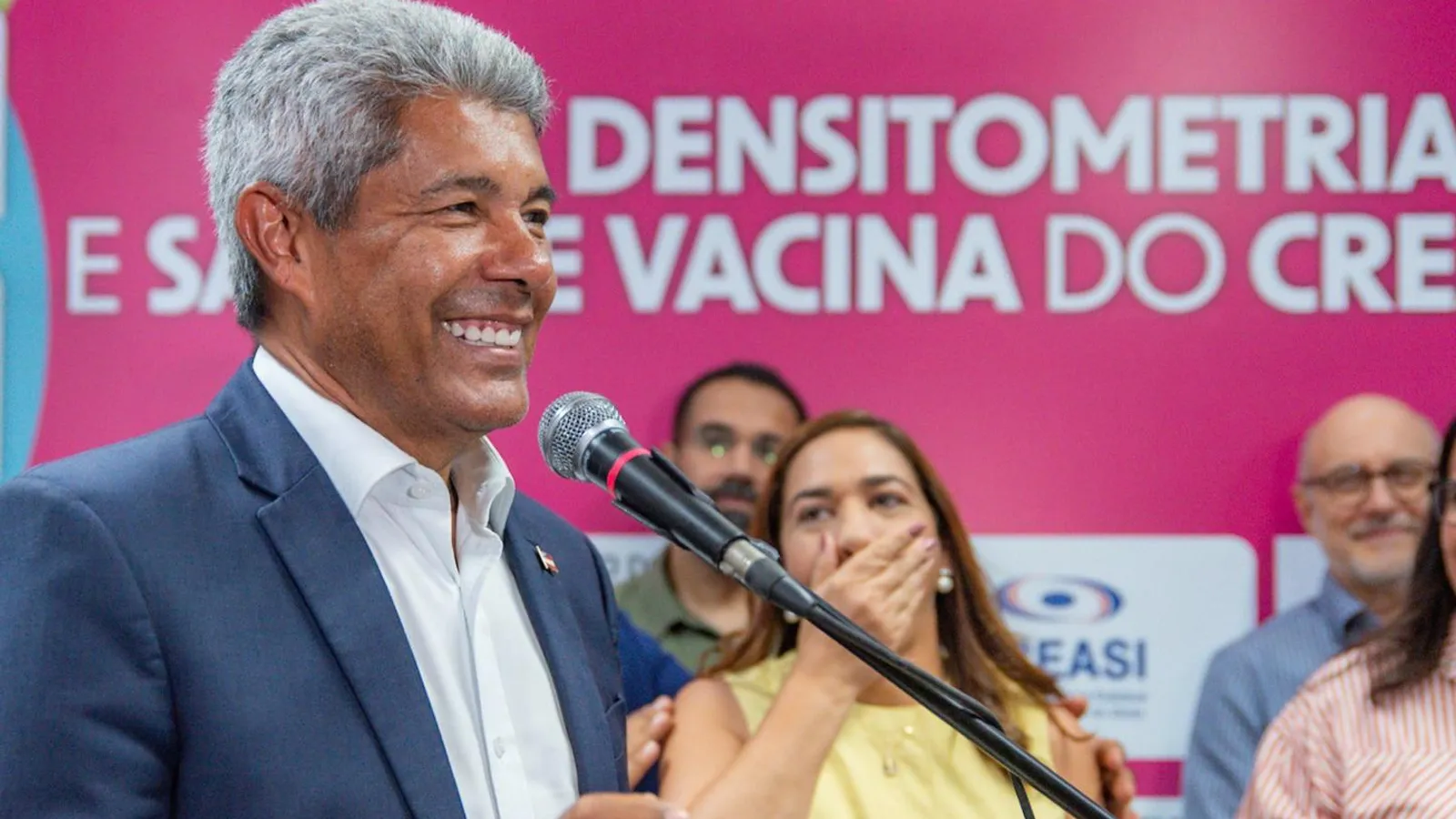 Jerônimo faz ato eleitoreiro no Subúrbio de Salvador após mortes de técnicos de internet