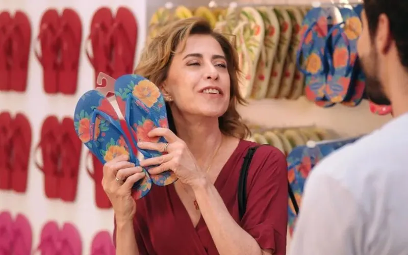 Bolsonaristas convocam boicote após propaganda das Havaianas com Fernanda Torres