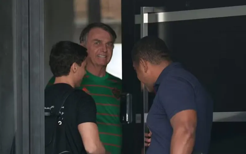 Moraes rejeita pedido de prisão domiciliar e determina retorno de Bolsonaro à PF após alta hospitalar
