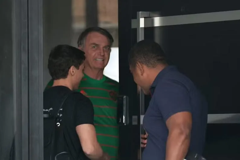 Moraes rejeita pedido de prisão domiciliar e determina retorno de Bolsonaro à PF após alta hospitalar