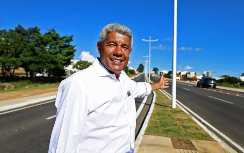 Piso tátil que leva a um poste vira nova “pérola” do governador Jerônimo Rodrigues