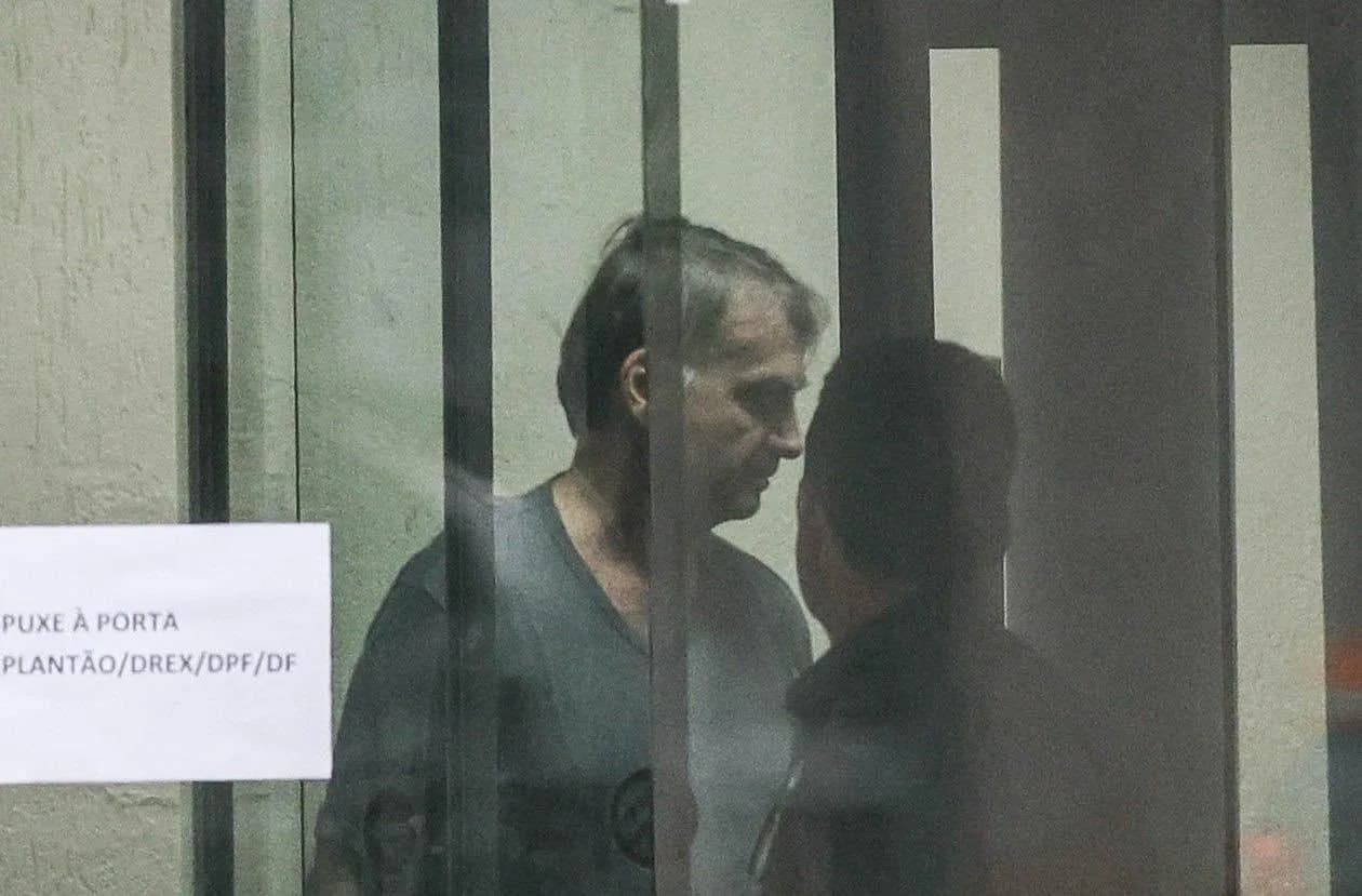 Jair Bolsonaro sofre queda na cela da PF durante crise na madrugada, diz Michelle