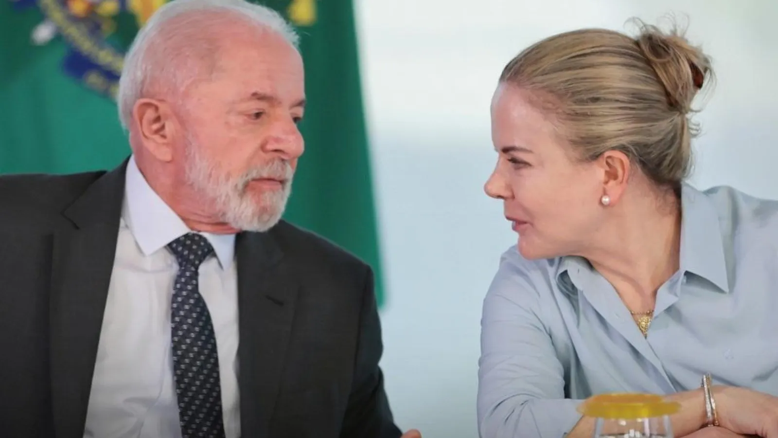Gleisi admite encontro de Lula com dono do Banco Master e justifica ligação de nomes da oposição com o banqueiro