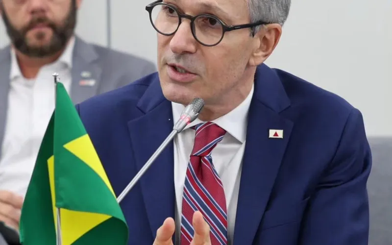 Zema critica polarização, se distancia do bolsonarismo e afirma que irá até o fim na disputa pelo Planalto