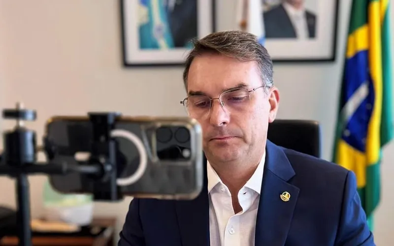 Flávio Bolsonaro diz que 'coração de Lula está cheio de ódio', após petista dizer que 'eleição será guerra'
