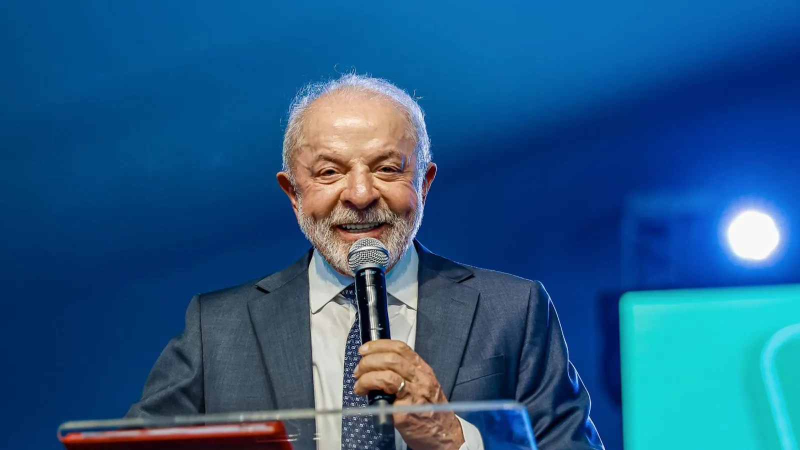 Com gritos e palavrões, Lula aparenta forte descontrole emocional durante discurso em Mauá