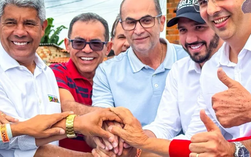 Mesmo sendo enrolado por Jerônimo, prefeito de Itamari defende governador e pede paciência aos moradores do Alto dos Cai N´água