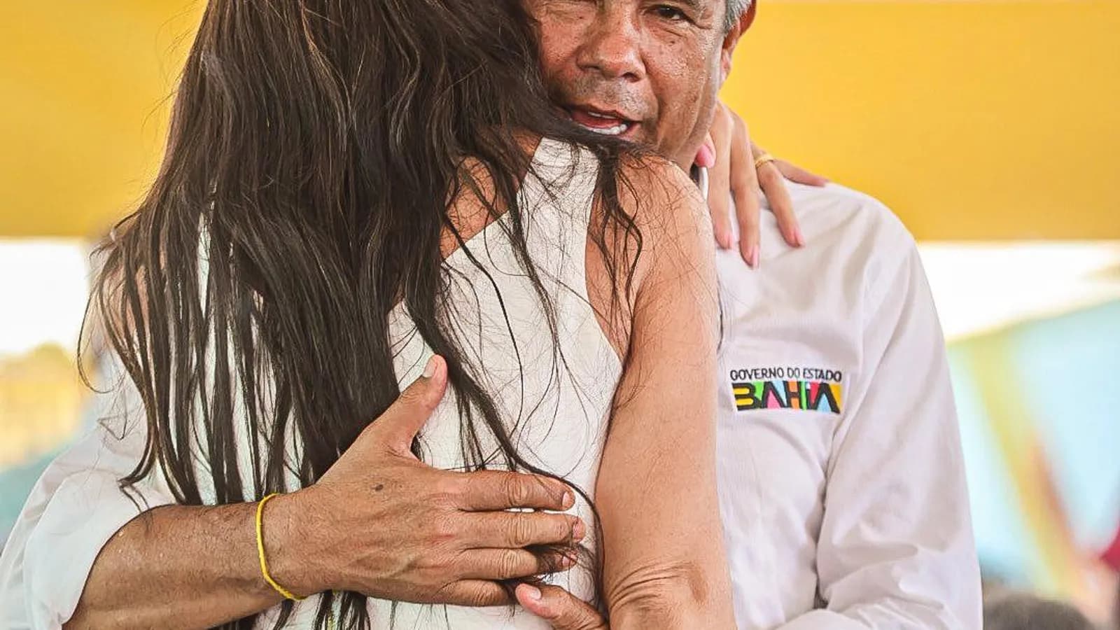 Jerônimo evita contato direto com foliões e evidencia distanciamento no Carnaval de Salvador
