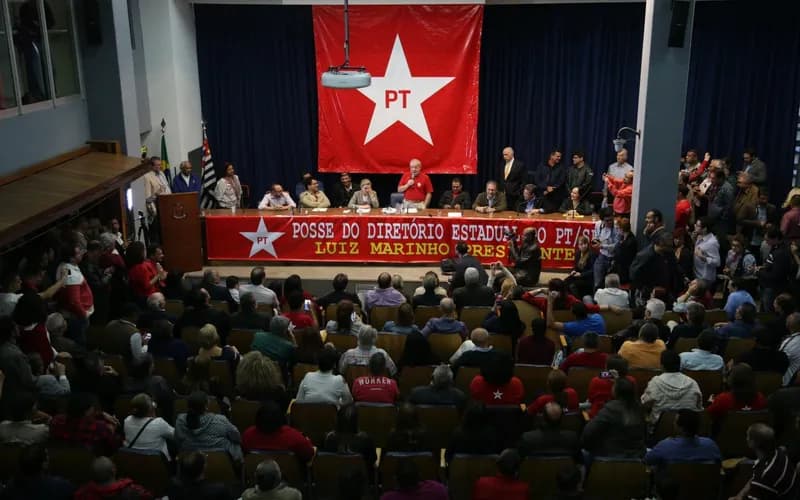 Justiça suspende remoção e mantém post de Flávio Bolsonaro que liga PT a traficantes