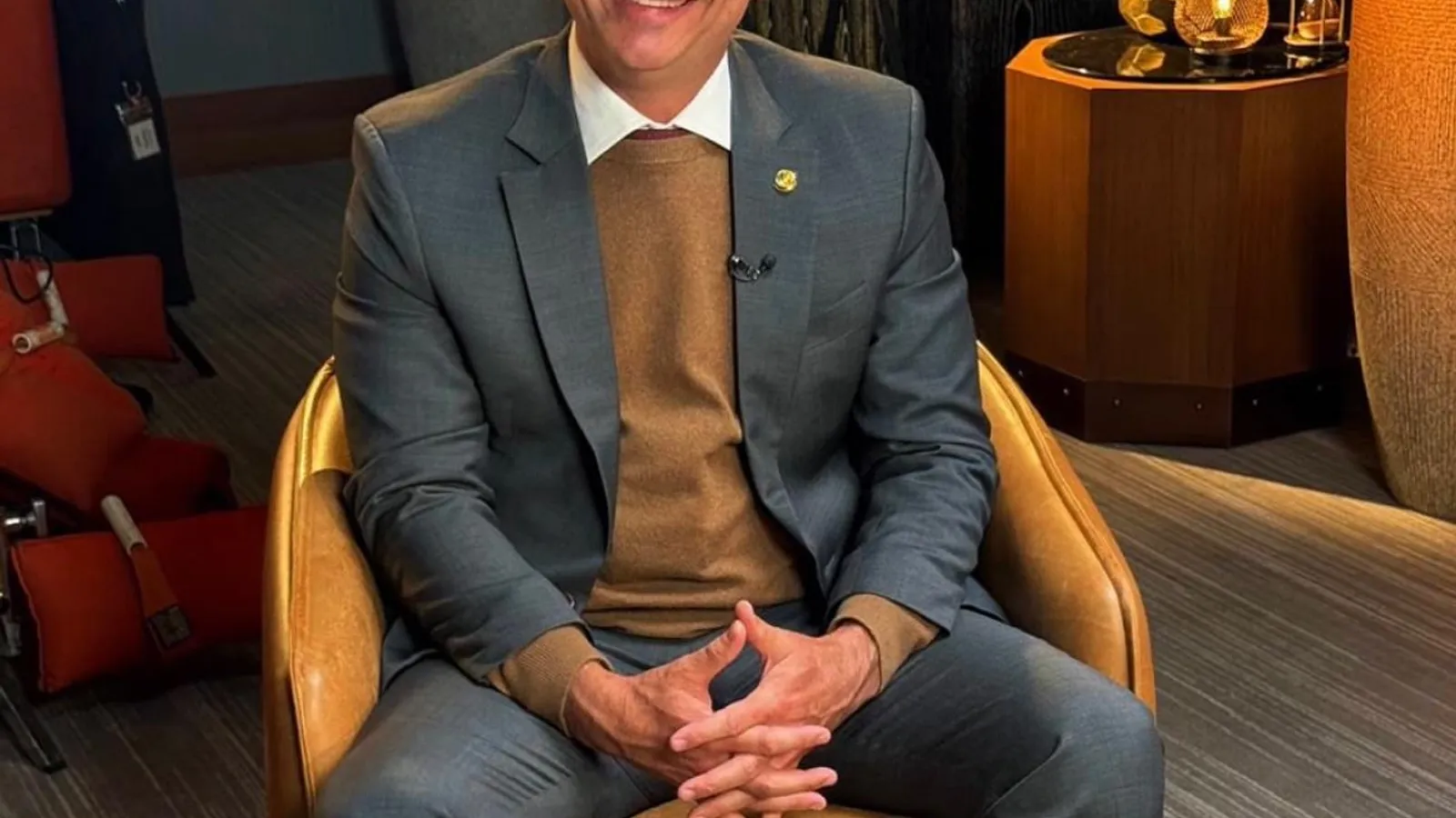 Flávio Bolsonaro é criticado por apoiadores após usar pronomes neutros "todes e todxs" em publicação
