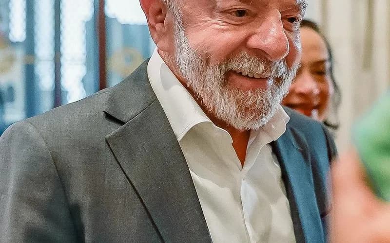 Flávio Bolsonaro encosta em Lula e pode derrotar petista no 2º turno, diz Paraná Pesquisas