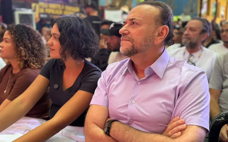 Presidente do PT mostra preocupação, faz críticas ao próprio partido e pede ofensiva contra Flávio Bolsonaro