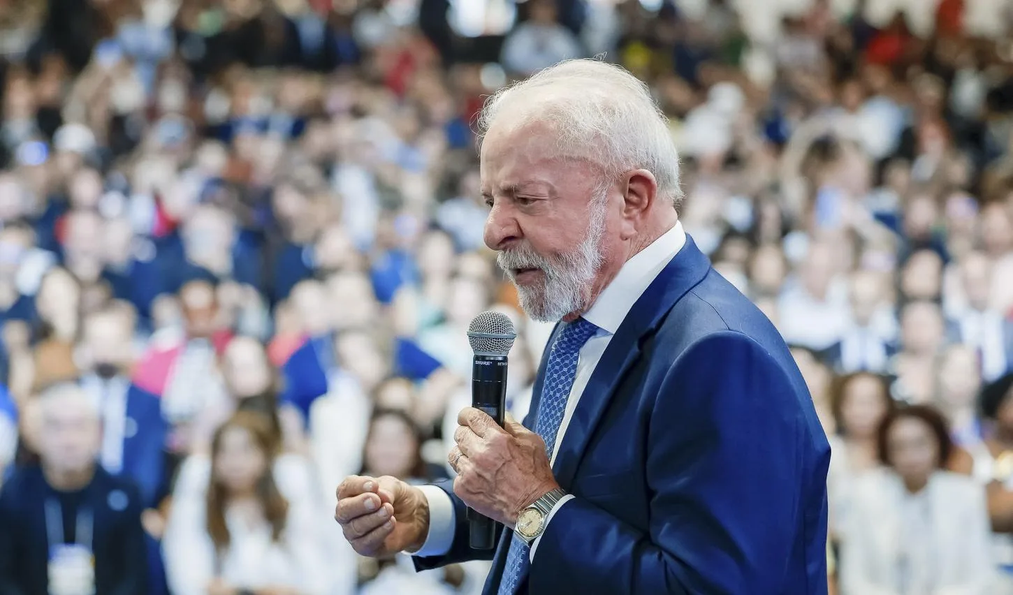 Lula eleva tom e diz que enquanto "se sentir com 30 anos", a extrema-direita não governará o Brasil 