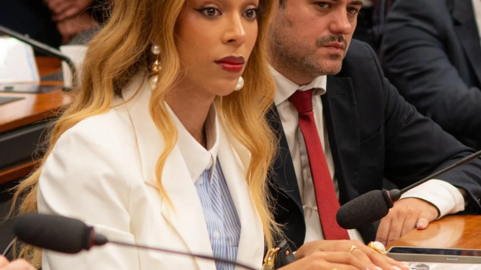 Comissão de Defesa dos Direitos da Mulher vira palco de conflito após deputada trans assumir presidência