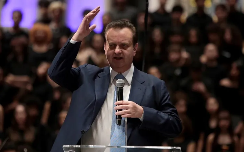 Kassab "rifa" PSD e permite que partido decida quem apoiar nos estados