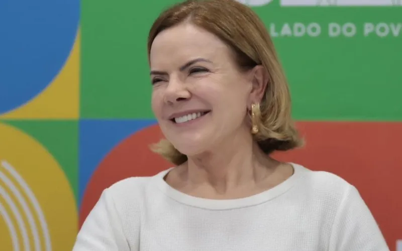 Gleisi Hoffman compara Flávio Bolsonaro a Fernando Collor e insinua que pré-candidato acabará com o sistema PIX