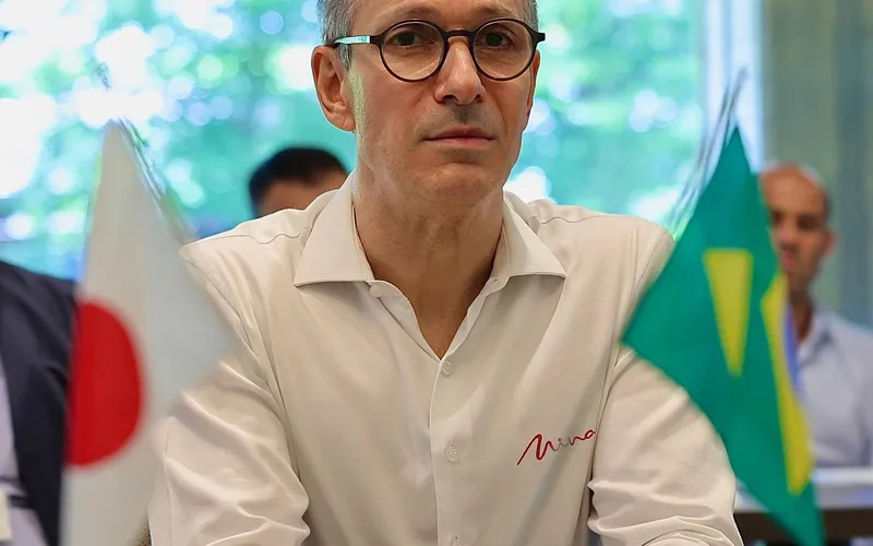 Pressionado pelo próprio partido, Zema é obrigado a reduzir críticas contra Flávio Bolsonaro